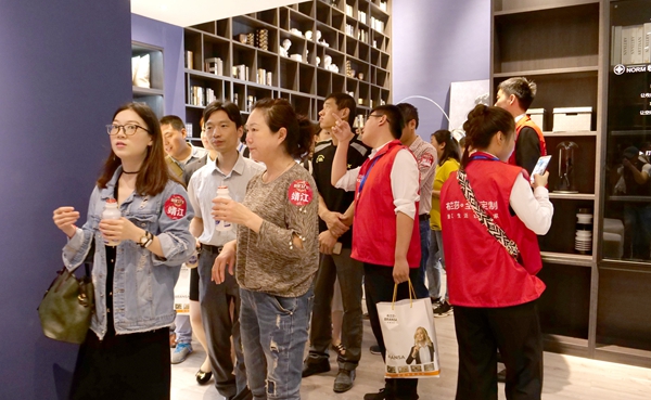 冻龄女神翁虹空降布兰莎超级工厂日,掀起狂欢热潮! 冻龄女神翁虹空降布兰莎超级工厂日,掀起狂欢热潮!