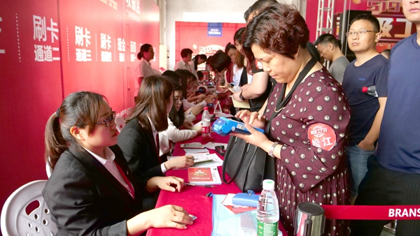 冻龄女神翁虹空降布兰莎超级工厂日,掀起狂欢热潮! 冻龄女神翁虹空降布兰莎超级工厂日,掀起狂欢热潮!