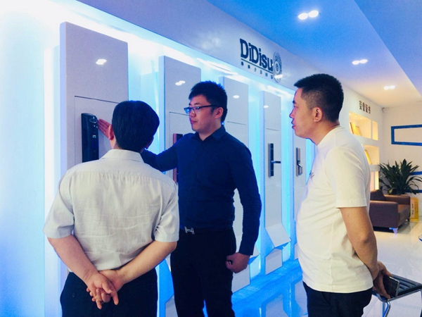 2018中国建博葵花奖考察团走访实力派品牌：罗曼斯智能锁和海贝斯智能锁