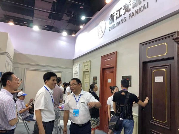 【永康门博】市领导亲临梵凯展厅现场指导,并给出高度赞扬! 【永康门博】市领导亲临梵凯展厅现场指导,并给出高度赞扬!