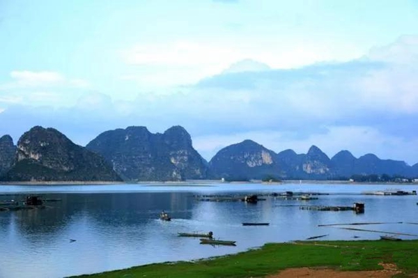 皇田门窗靖西店“爱心校园行”,给山区小孩送温暖,向山区教育献爱心 皇田门窗靖西店“爱心校园行”,给山区小孩送温暖,向山区教育献爱心