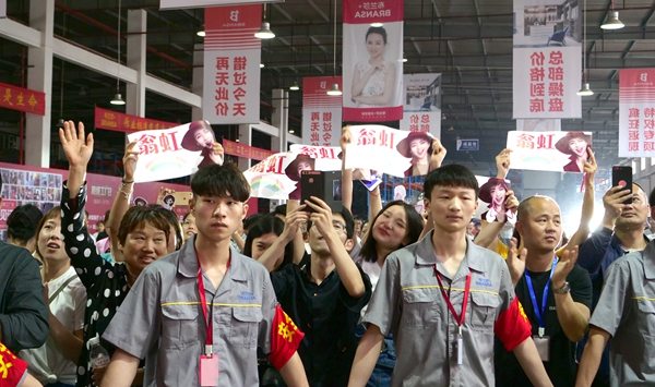 冻龄女神翁虹空降布兰莎超级工厂日,掀起狂欢热潮! 冻龄女神翁虹空降布兰莎超级工厂日,掀起狂欢热潮!