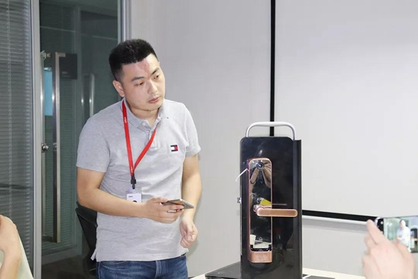 2018中国建博葵花奖考察团走访：德施曼、金指码、大华乐橙智能锁