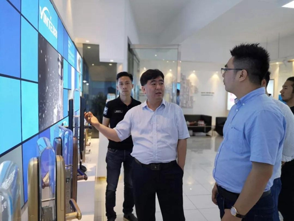 因特首创小滑盖智能锁——2018中国建博葵花奖考察团走访 因特首创小滑盖智能锁——2018中国建博葵花奖考察团走访