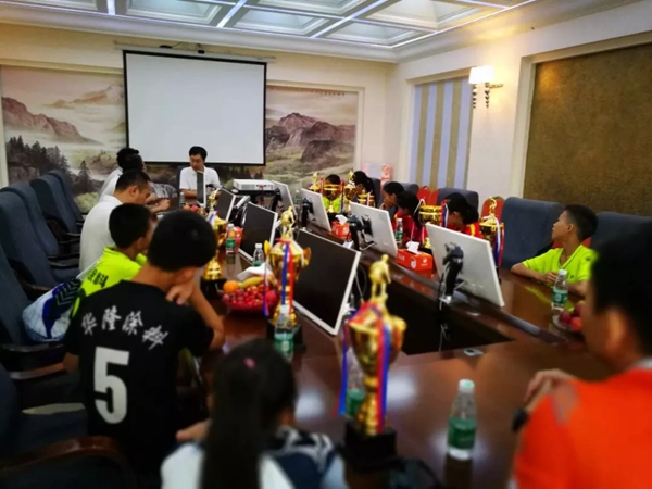 华隆涂料爱心赞助,助力中国青少年足球发展! 华隆涂料爱心赞助,助力中国青少年足球发展!