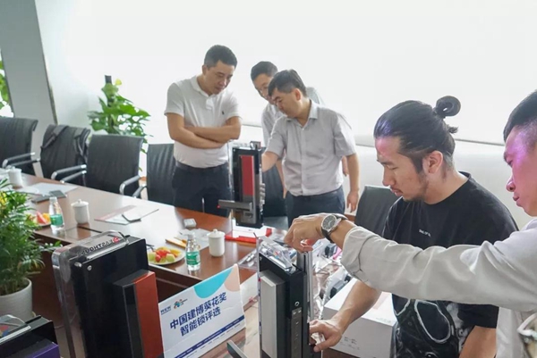东屋世安专注指静脉智能锁——2018中国建博葵花奖考察团走访
