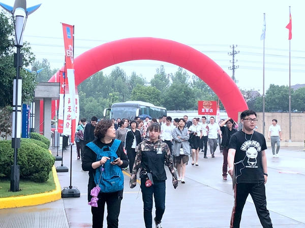 冻龄女神翁虹空降布兰莎超级工厂日,掀起狂欢热潮! 冻龄女神翁虹空降布兰莎超级工厂日,掀起狂欢热潮!