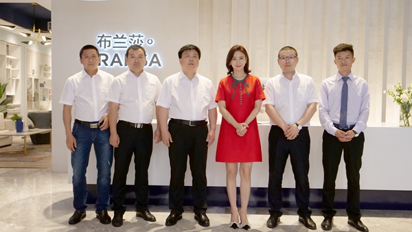 冻龄女神翁虹空降布兰莎超级工厂日,掀起狂欢热潮! 冻龄女神翁虹空降布兰莎超级工厂日,掀起狂欢热潮!