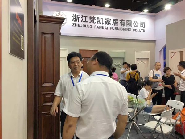 【永康门博】市领导亲临梵凯展厅现场指导,并给出高度赞扬! 【永康门博】市领导亲临梵凯展厅现场指导,并给出高度赞扬!