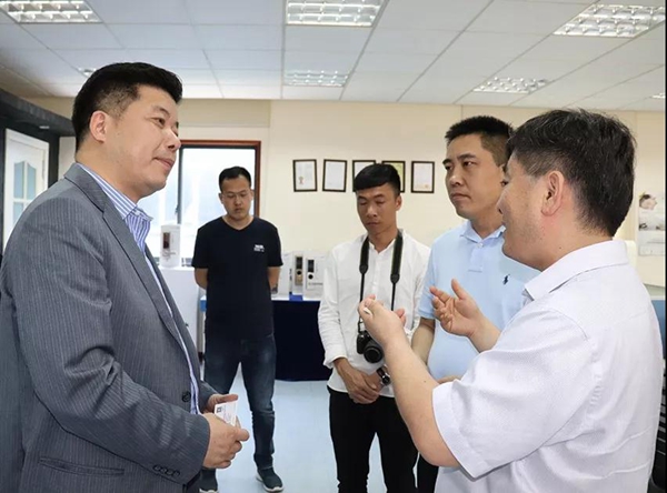 三星智能锁：推拉式智能锁开创者 ——2018中国建博葵花奖考察团走访