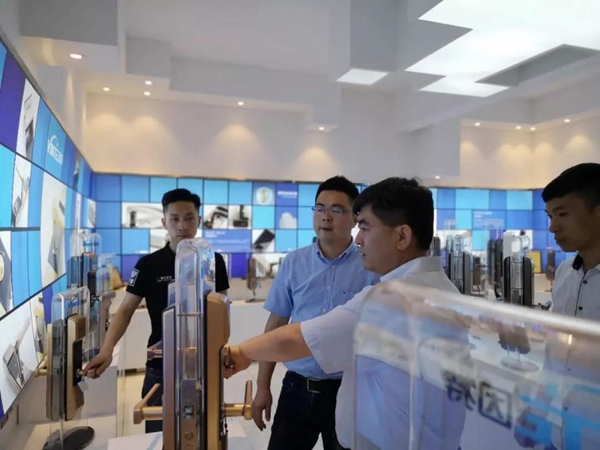 因特首创小滑盖智能锁——2018中国建博葵花奖考察团走访 因特首创小滑盖智能锁——2018中国建博葵花奖考察团走访