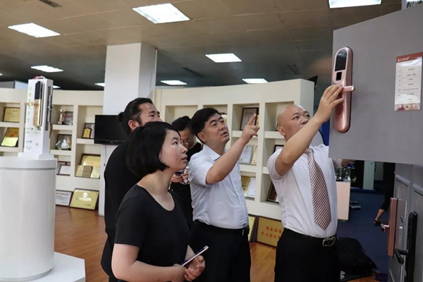 王力智能锁:为安全而生——2018中国建博葵花奖考察团走访 王力智能锁:为安全而生——2018中国建博葵花奖考察团走访