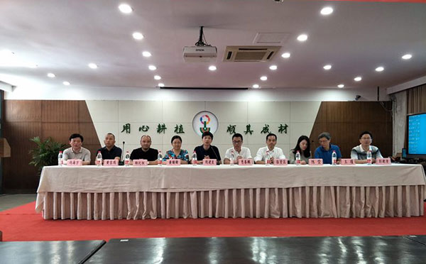 助力学生插上梦想的翅膀——高莱居在行动