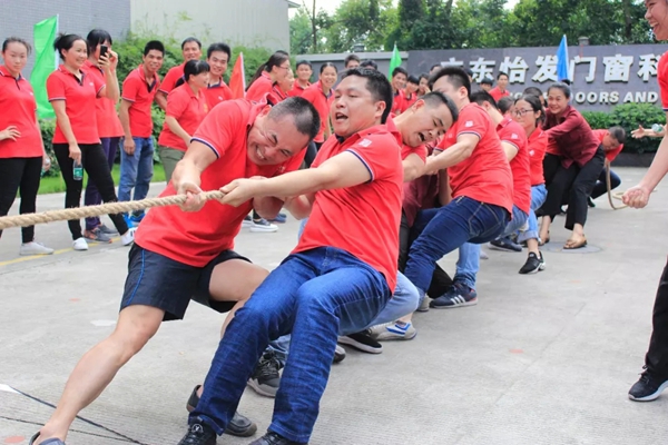 怡发门窗举办拔河大赛，点燃热夏激情！