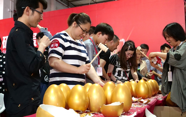 冻龄女神翁虹空降布兰莎超级工厂日,掀起狂欢热潮! 冻龄女神翁虹空降布兰莎超级工厂日,掀起狂欢热潮!
