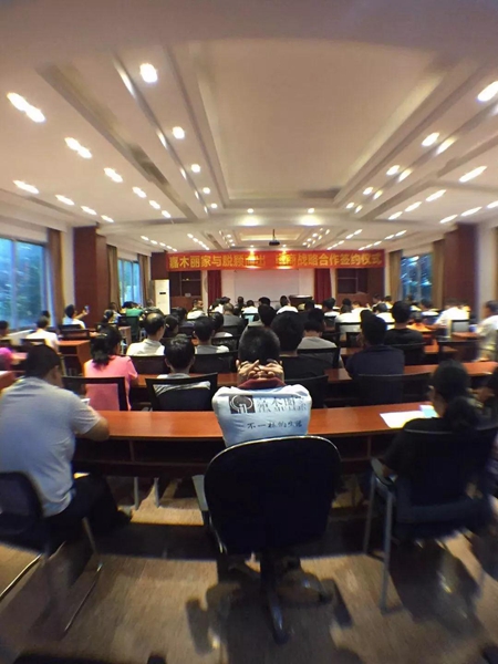 脱颖而出助力嘉木丽家木业公司开启电商战略新征程,双方正式达成战略合作! 脱颖而出助力嘉木丽家木业公司开启电商战略新征程,双方正式达成战略合作!