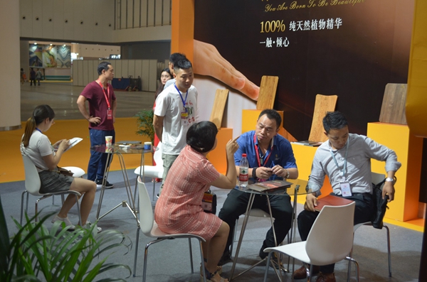 19届成都国际家具展|圣马斯木蜡油“本真系列”大放异彩,火爆人气见证品牌实力 19届成都国际家具展|圣马斯木蜡油“本真系列”大放异彩,火爆人气见证品牌实力