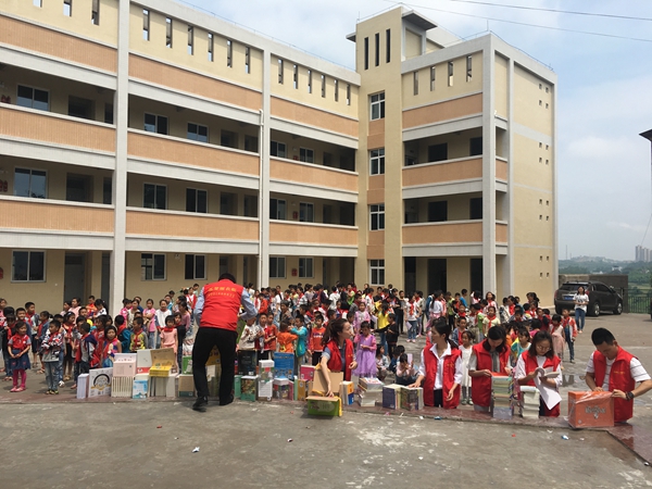 飘扬童趣，快乐一刻：达斐丽“六一书送梦想”关爱活动