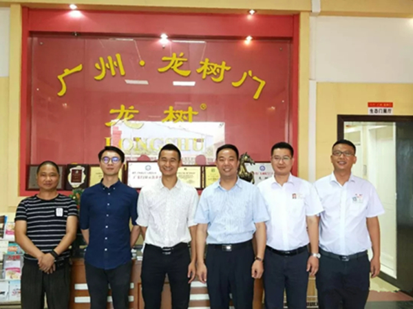 清远市广州后花园有限公司领导莅临龙树门业集团参考考察 清远市广州后花园有限公司领导莅临龙树门业集团参考考察