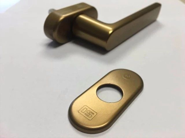 德国丝吉利娅张总携代表团访问绿盾中天门窗并签署绿盾中天定制款五金合作协议 德国丝吉利娅张总携代表团访问绿盾中天门窗并签署绿盾中天定制款五金合作协议