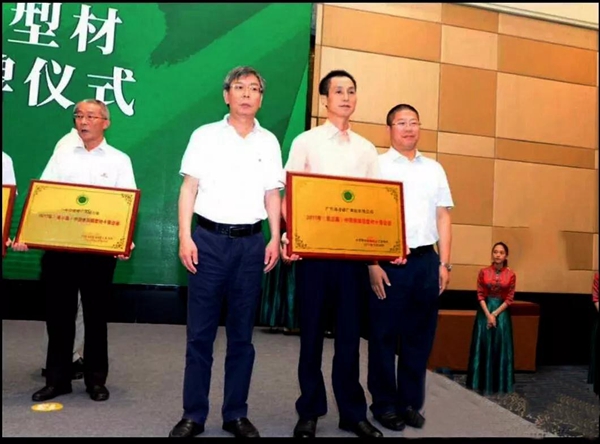 伟业铝材荣获2018中国铝加工产业年度大会“中国建筑铝型材十强企业” 伟业铝材荣获2018中国铝加工产业年度大会“中国建筑铝型材十强企业”