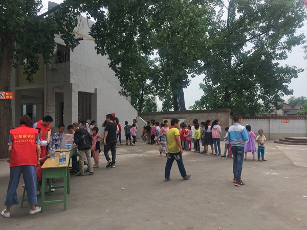 飘扬童趣，快乐一刻：达斐丽“六一书送梦想”关爱活动