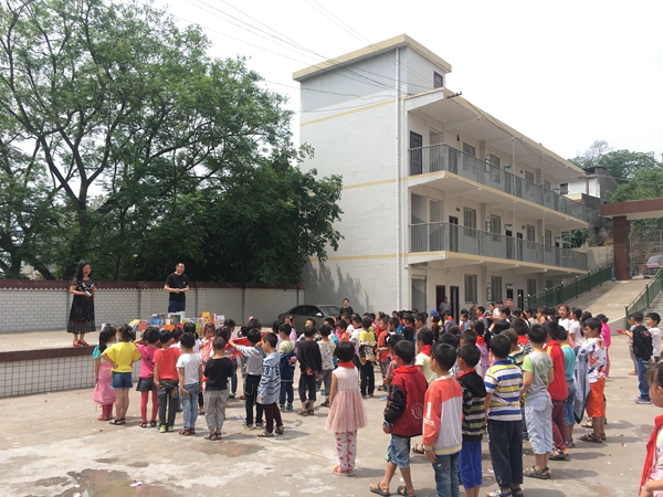 飘扬童趣，快乐一刻：达斐丽“六一书送梦想”关爱活动