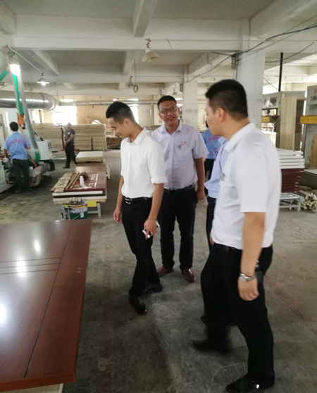 清远市广州后花园有限公司领导莅临龙树门业集团参考考察 清远市广州后花园有限公司领导莅临龙树门业集团参考考察