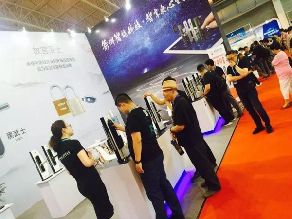 箭牌智能锁亮相国际物联网展会，科技性与安全性引发追捧
