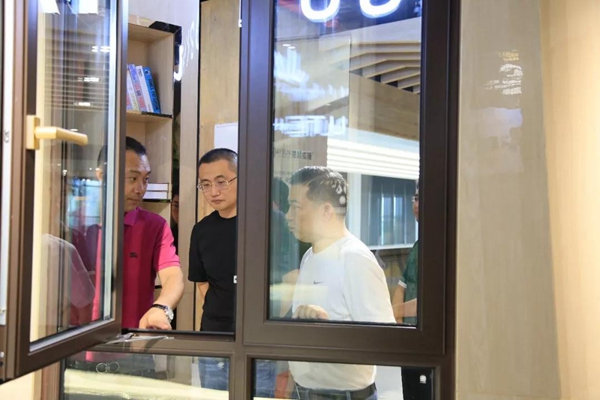 捷顺成隆门窗:德国丝吉利娅集团(SIEGENIA)翟总一行访问捷顺成隆门窗 捷顺成隆门窗:德国丝吉利娅集团(SIEGENIA)翟总一行访问捷顺成隆门窗