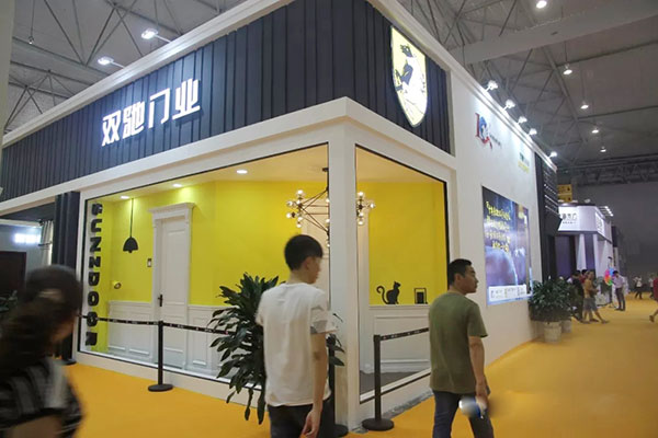 重庆部分木门企业“试水”中国西部门窗展