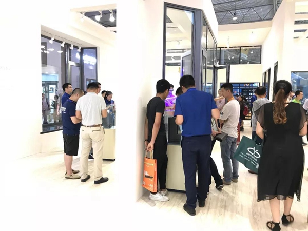 成都建博会丨细看皇派门窗怎么做？