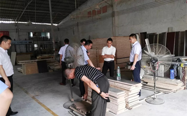 清远市广州后花园有限公司领导莅临龙树门业集团参考考察 清远市广州后花园有限公司领导莅临龙树门业集团参考考察