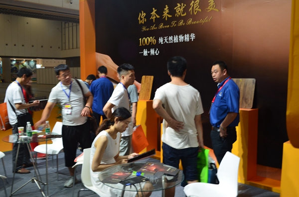 19届成都国际家具展|圣马斯木蜡油“本真系列”大放异彩,火爆人气见证品牌实力 19届成都国际家具展|圣马斯木蜡油“本真系列”大放异彩,火爆人气见证品牌实力