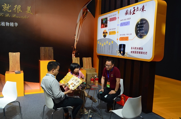 19届成都国际家具展|圣马斯木蜡油“本真系列”大放异彩,火爆人气见证品牌实力 19届成都国际家具展|圣马斯木蜡油“本真系列”大放异彩,火爆人气见证品牌实力