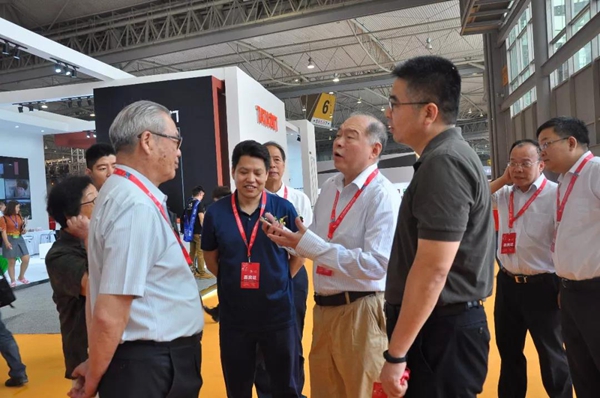 2018第五届中国西部门窗定制家居展盛大开幕!二十六万客商,邀您共享行业大戏! 2018第五届中国西部门窗定制家居展盛大开幕!二十六万客商,邀您共享行业大戏!
