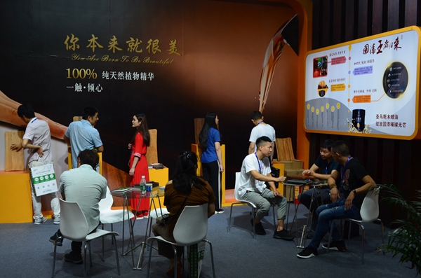 19届成都国际家具展|圣马斯木蜡油“本真系列”大放异彩,火爆人气见证品牌实力 19届成都国际家具展|圣马斯木蜡油“本真系列”大放异彩,火爆人气见证品牌实力