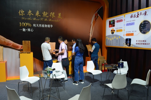 19届成都国际家具展|圣马斯木蜡油“本真系列”大放异彩,火爆人气见证品牌实力 19届成都国际家具展|圣马斯木蜡油“本真系列”大放异彩,火爆人气见证品牌实力