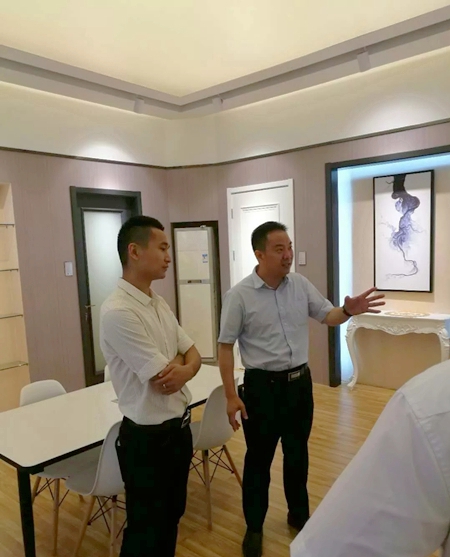 清远市广州后花园有限公司领导莅临龙树门业集团参考考察 清远市广州后花园有限公司领导莅临龙树门业集团参考考察
