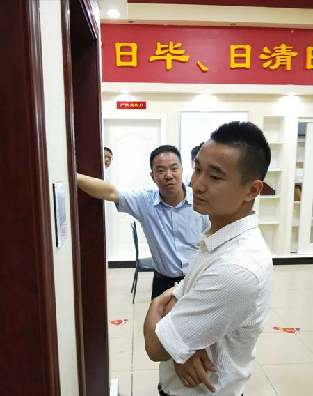 清远市广州后花园有限公司领导莅临龙树门业集团参考考察 清远市广州后花园有限公司领导莅临龙树门业集团参考考察