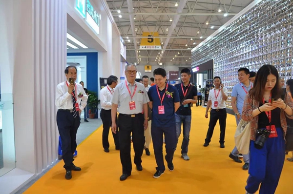 2018第五届中国西部门窗定制家居展盛大开幕!二十六万客商,邀您共享行业大戏! 2018第五届中国西部门窗定制家居展盛大开幕!二十六万客商,邀您共享行业大戏!