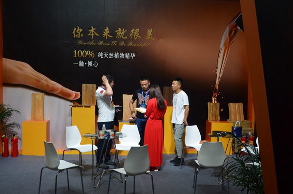 19届成都国际家具展|圣马斯木蜡油“本真系列”大放异彩,火爆人气见证品牌实力 19届成都国际家具展|圣马斯木蜡油“本真系列”大放异彩,火爆人气见证品牌实力