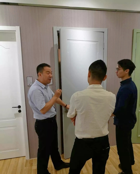 清远市广州后花园有限公司领导莅临龙树门业集团参考考察 清远市广州后花园有限公司领导莅临龙树门业集团参考考察