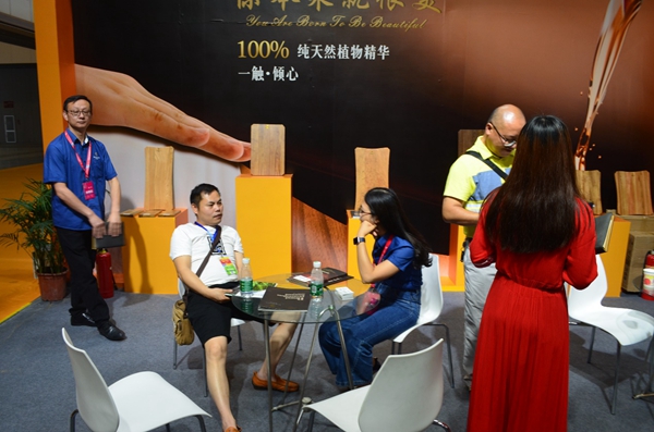 19届成都国际家具展|圣马斯木蜡油“本真系列”大放异彩,火爆人气见证品牌实力 19届成都国际家具展|圣马斯木蜡油“本真系列”大放异彩,火爆人气见证品牌实力