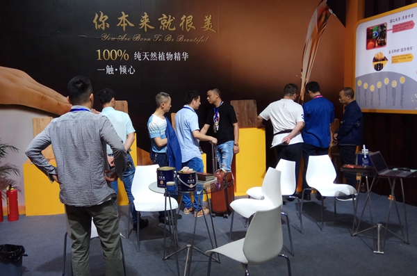 19届成都国际家具展|圣马斯木蜡油“本真系列”大放异彩,火爆人气见证品牌实力 19届成都国际家具展|圣马斯木蜡油“本真系列”大放异彩,火爆人气见证品牌实力