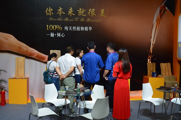 19届成都国际家具展|圣马斯木蜡油“本真系列”大放异彩,火爆人气见证品牌实力 19届成都国际家具展|圣马斯木蜡油“本真系列”大放异彩,火爆人气见证品牌实力
