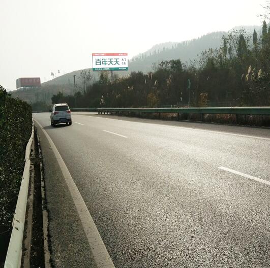 百年天天品牌宣传放大招，40处高炮广告密集布点高速路