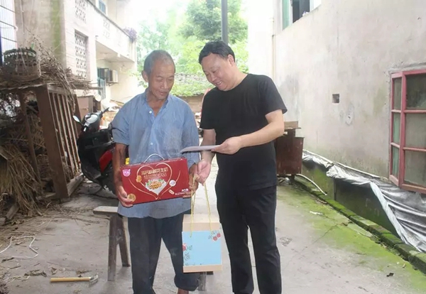 简讯 | 宜居木门端午佳节前往敬老院慰问老人，帮扶困难群众，履行社会责任。