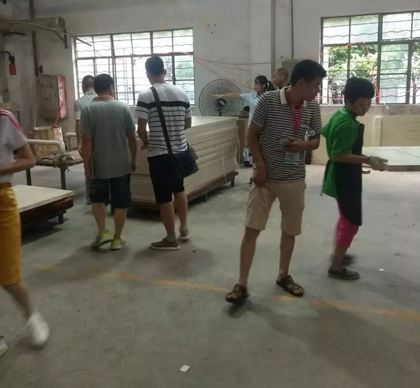 广大客商来和兴赢木业参观考察！！