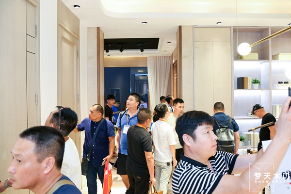梦天木门in建博会丨水漆全屋引领健康新风，玩转轻奢空间美学